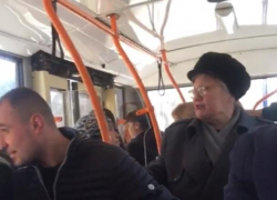 Скандал в столичном троллейбусе: мужчина не захотел уступать место пожилой женщине и был оскорблен