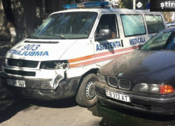 В центре Кишинева столкнулись "скорая помощь" и BMW