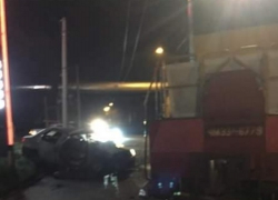 Серьезная авария на железной дороге: локомотив смял автомобиль 