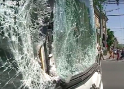 Девушка получила травмы в столкновении автобуса с грузовиком в центре Кишинева