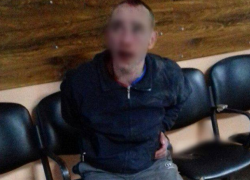 Неадекватный мужчина напал на полицейского в момент задержания