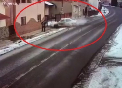 Жуткое видео: пешеход погиб под колесами вылетевшего с трассы автомобиля