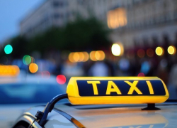 Поссорившись на улице с мужем, женщина попала под колеса такси 