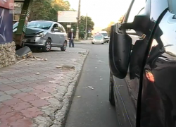 В результате аварии на бульваре Куза-Водэ автомобиль влетел в остановку 