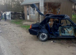 Смертельное столкновение пассажирского микроавтобуса с "чудом украинского автопрома" произошло под Одессой