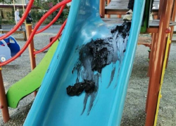 На Ботанике неизвестный вандал испоганил смолой детскую площадку