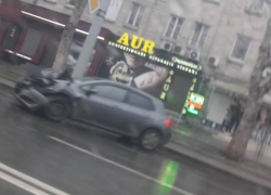 Легковушка врезалась в троллейбус в центре Кишинева