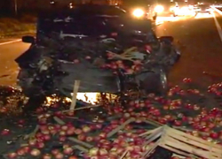 Необычную автокатастрофу сняли на видео: люди и яблоки пострадали в Криулянском районе