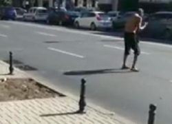 В Кишиневе мужчина выпил и устроил танцы прямо посреди улицы