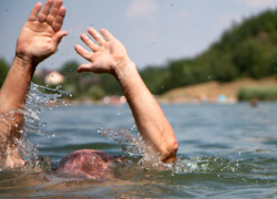 Рыбак утонул на глазах друзей в водоеме Единецкого района