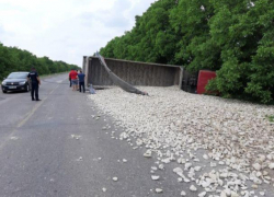 Грузовик с щебнем перевернулся на трассе под Сынжерей