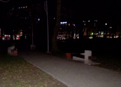 Темень и оголенные провода: парк на Ботанике пугает местных жителей