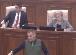 Депутат Октавиан Цыку устроил скандал в парламенте, требуя слова