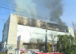 Пожар на Заводской разгорается все сильнее: здание может рухнуть