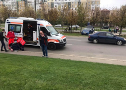 В Кишиневе автомобиль скатился с парковки и чуть не задавил женщину