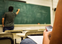 Учеников, оскорбляющих учителей, будут исключать из школы