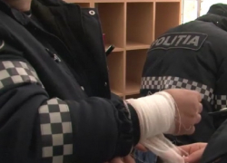 Разъяренный водитель искусал полицейского в Кишиневе и попал на видео