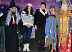 Фото Савченко с жутковатыми артистами детского утренника назвали дурдомом