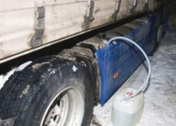 В Комрате воришки массово сливают топливо с грузовиков