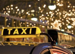 Неадекватный мужчина сорвал злость на автомобиле такси в Кишиневе