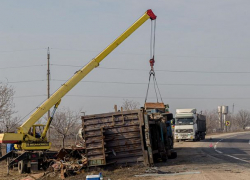 Грузовик с металлоломом перевернулся на опасном повороте в Рышканском районе