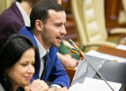 Экс-депутат Плынгэу нашел проблему - требует прописать «румынский язык» во всех официальных документах