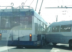 Микроавтобус врезался в салон троллейбуса в Кишиневе: пострадал пассажир