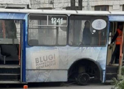 В Кишиневе у троллейбуса на ходу отлетело колесо