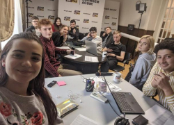 Депутат парламента совместно с группой активистов обзванивает людей с целью приглашения их на выборы