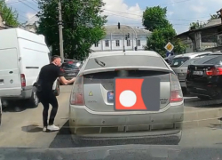 Мгновенная карма: водитель преподал урок культуры после брошенной салфетки