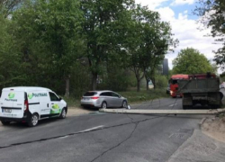 Авария на Петриканах - упавший столб раздавил автомобиль и перегородил трассу