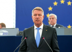 Санта-Клаус и Снегурочка: Йоханнис призвал голосовать за Санду