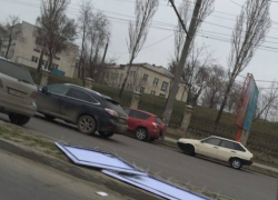 На виадуке произошло ДТП: водитель снес рекламное панно 