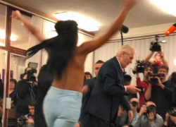 Нападение украинки с обнаженной грудью на президента Чехии в исторический момент сняли на видео