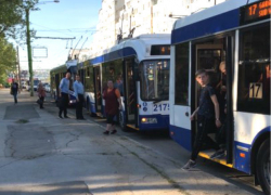 Грандиозную троллейбусную пробку на Ботанике вызвала авария из-за женщины