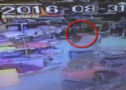 В Кишиневе девушку засняли за кражей смартфона в магазине