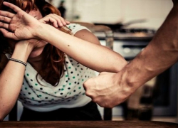 Шваброй проломил голову и перебил колено родственнице мужчина в Каменском районе