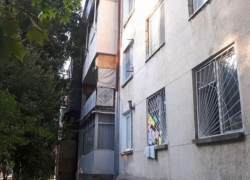 На Буюканах 2-летний ребенок выпал с балкона второго этажа