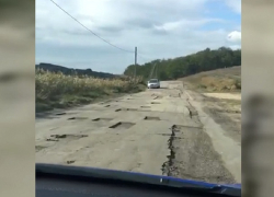«Как шахматная доска» - на севере Молдовы дорогу подготовили к ремонту и... забыли о ней