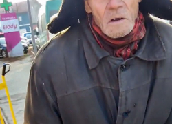 Это тяжело смотреть! В Бричанах 97-летний старик вынужден торговать своими изделиями, чтобы заработать на жизнь 