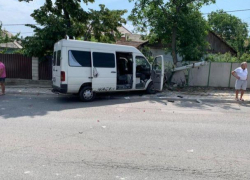 Пьяный водитель микроавтобуса в Дурлештах снёс столб и забор частных владений