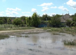 Ребенка едва не смыло водой после ливня в селе Пухой 