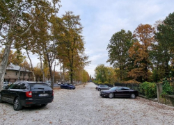 Общественная парковка возле парка «Дендрарий» временно выложена щебнем