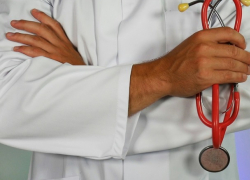 Женщина умерла, находясь в больнице рядом с зараженным COVID-19, - наказали врача