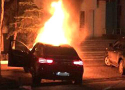 Пылающий автомобиль в Кишиневе сняли на видео