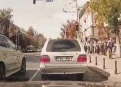В Кишиневе водитель Mercedes проехал на красный свет светофора, за что тут же был наказан