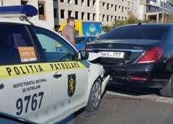 Патрульный автомобиль протаранил Mercedes в Кишиневе