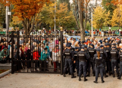 Протестующим не позволили провести манифестацию у президентуры во время визита еврокомиссара Йоханнеса Хана