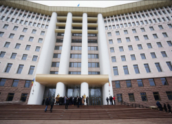 В разгар кризиса парламент не намерен экономить на себе 