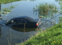 Мужчина потерял контроль над BMW и утопил автомобиль в реке в Бельцах